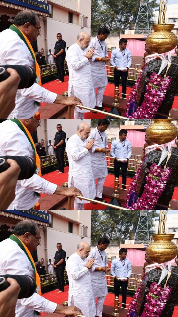 श्री शनिशिंगणापूर संस्थांनचे अध्यक्ष भागवत बानकर, उपाध्यक्ष विकास बानकर यांनी गृहमंत्री अमित शाह यांना शनिदेवाची प्रतिमा भेट देऊन त्यांचा सन्मान केला.